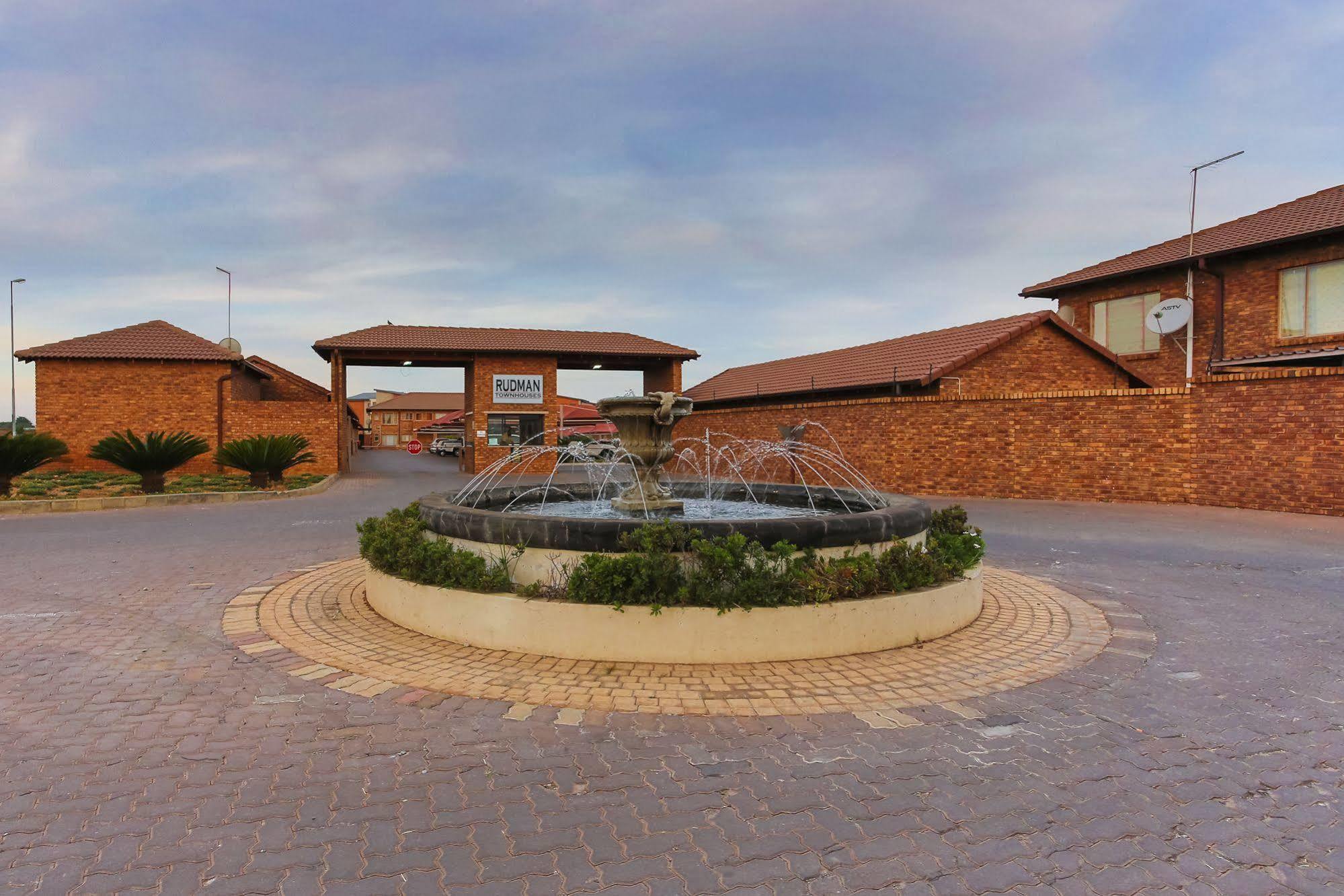 Rudman Townhouses - Or Tambo Airport Boksburg Exteriér fotografie